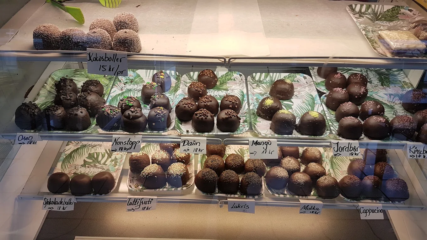Kjøledisk fylt med håndlagde kokosboller i ulike smaker på Den Lille Kokosbollefabrikken AS