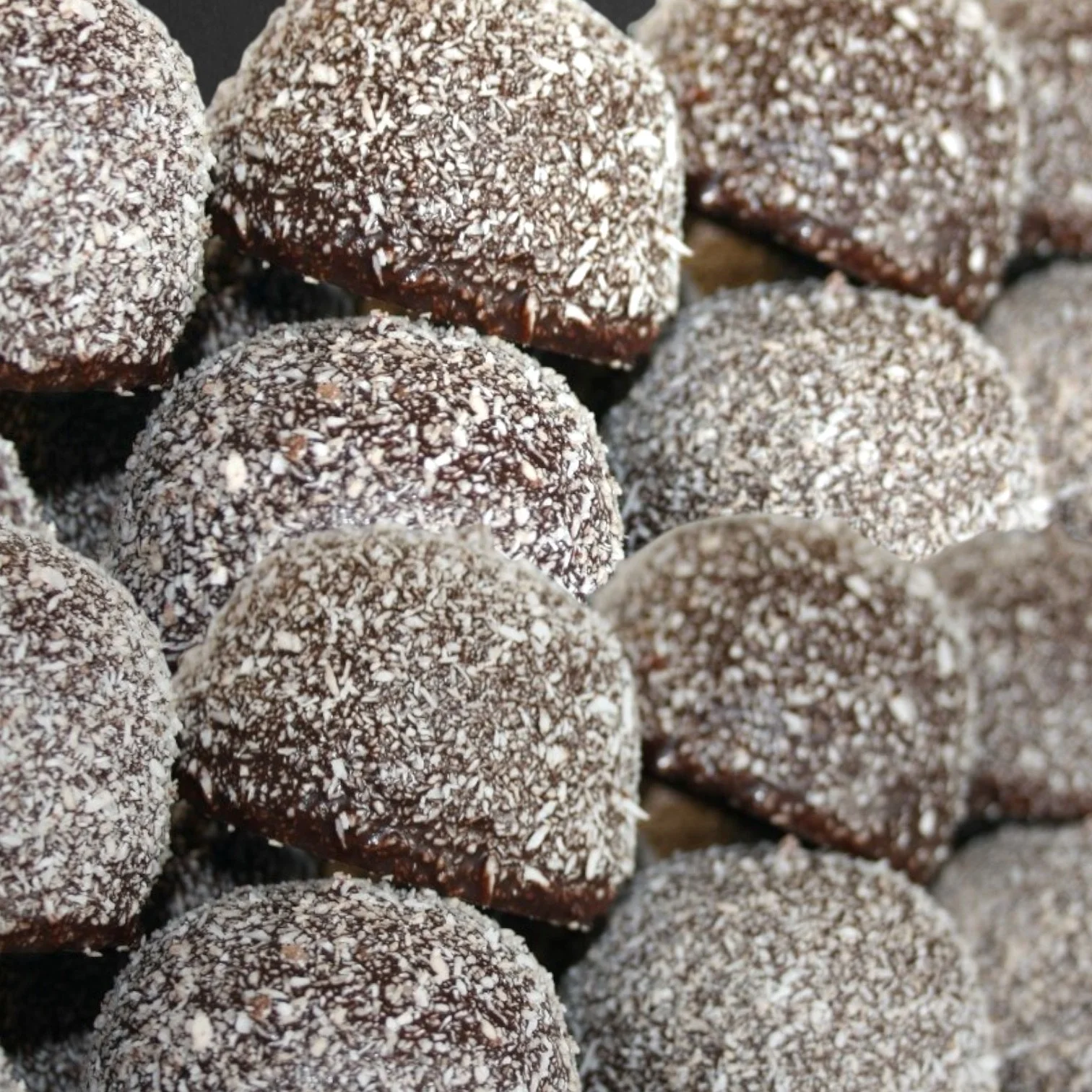 Ferske, håndrullede kokosboller dekket med kokos